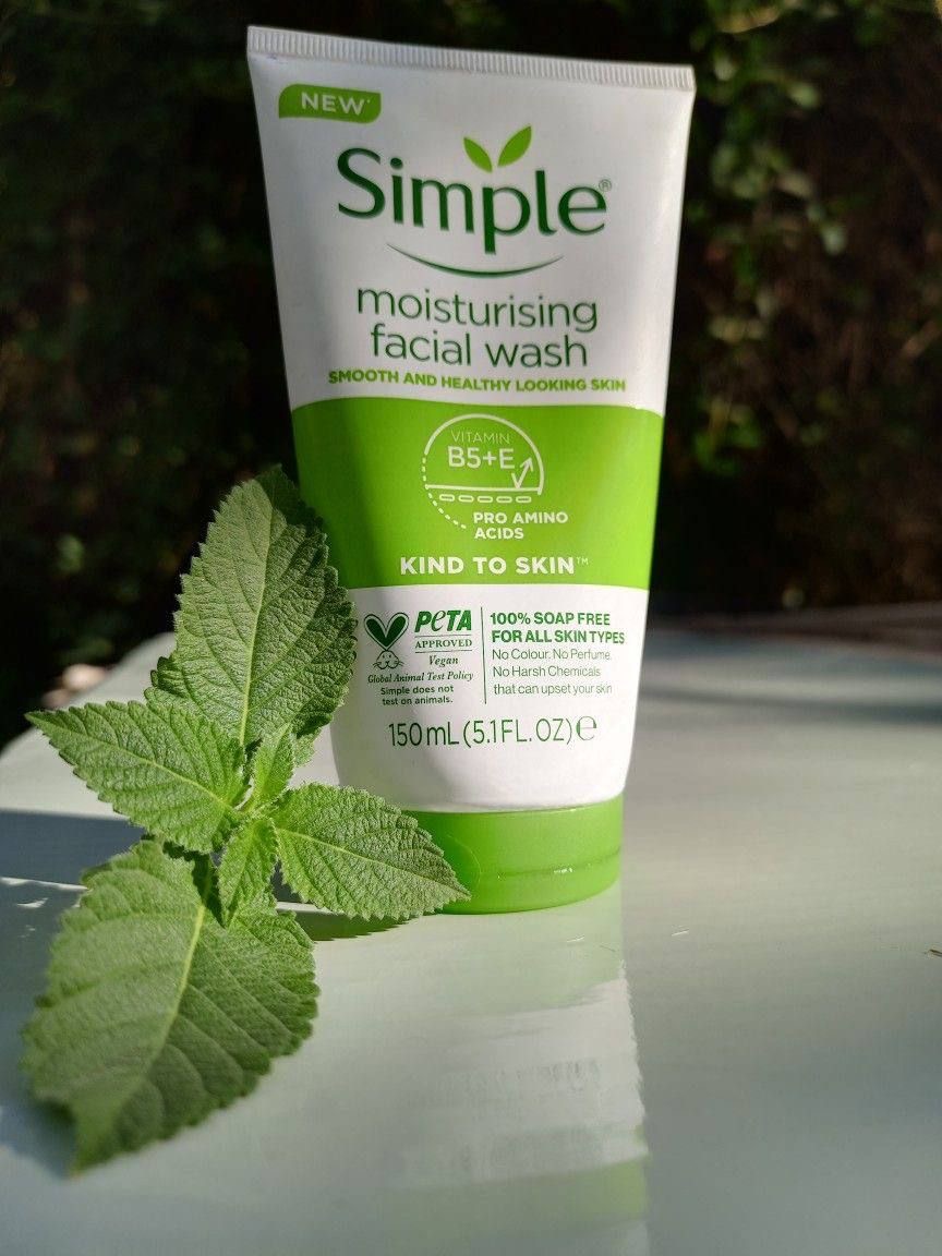 Simple moisturizing facial wash